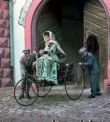 Der Rückblick wird spannend: Bertha Benz fährt mit dem dreirädrigen Patent-Motorwagen Nr.1 vor, eine Oldtimer-Parade präsentiert automobile Schmuckstücke vergangener Zeiten und die Rennfahrer-Legenden Hans Herrmann und Eberhard Mahle erzählen.